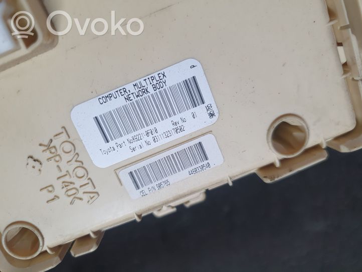 Toyota Corolla Verso AR10 Ramka / Moduł bezpieczników 892210F010