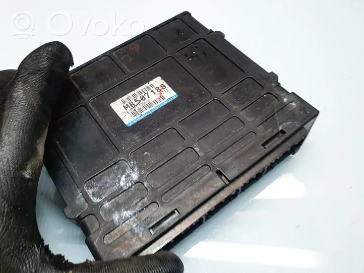 Mitsubishi Colt Calculateur moteur ECU E2173777