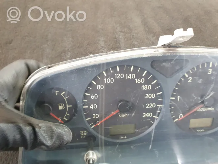 Toyota Avensis T220 Compteur de vitesse tableau de bord 88458014