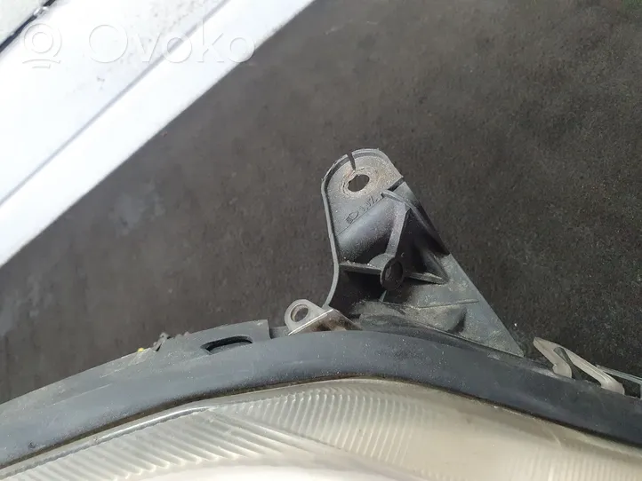 Opel Vectra C Lampa przednia 15588800