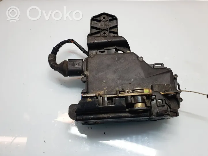 Volkswagen PASSAT B5 Front door lock 3B0837