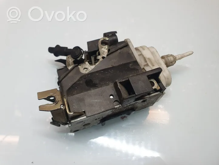 Audi A4 S4 B5 8D Etuoven lukko 8D1837016E