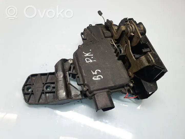 Volkswagen PASSAT B5 Front door lock 3B0837