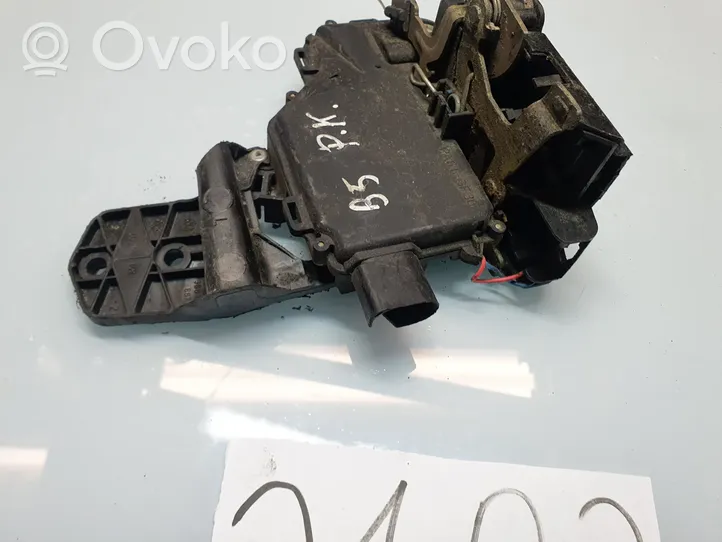 Volkswagen PASSAT B5 Front door lock 3B0837