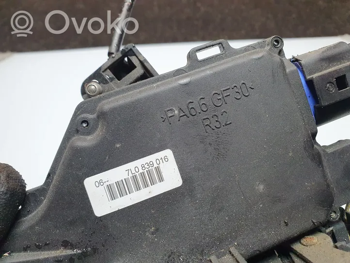 Volkswagen Golf V Rear door lock 7L0839016