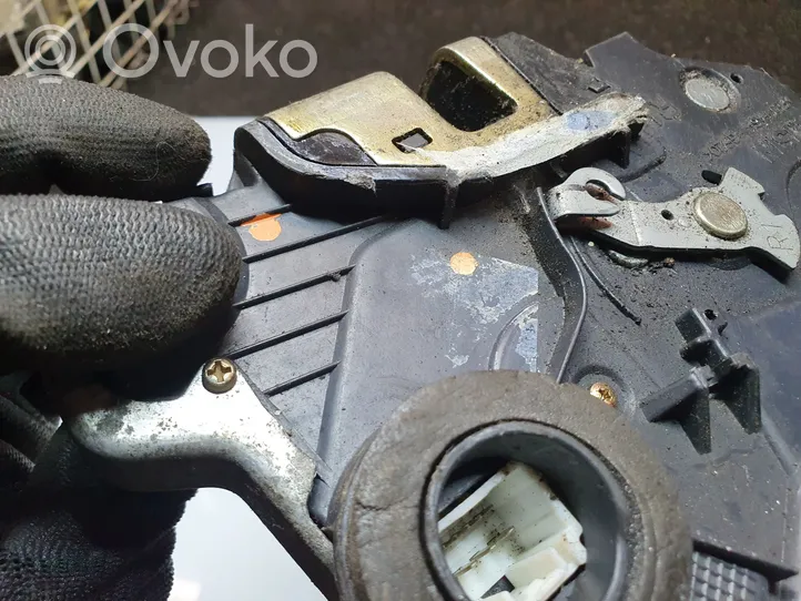 Toyota Avensis T250 Front door lock 4J0704