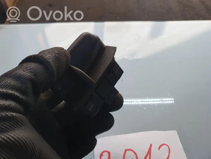 Volvo S70  V70  V70 XC Interruptor de apertura del depósito de combustible 9162946