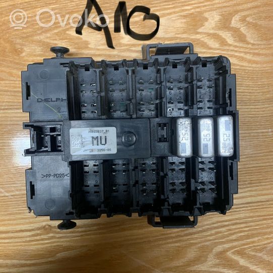 Chevrolet Suburban Fuse module 15093837