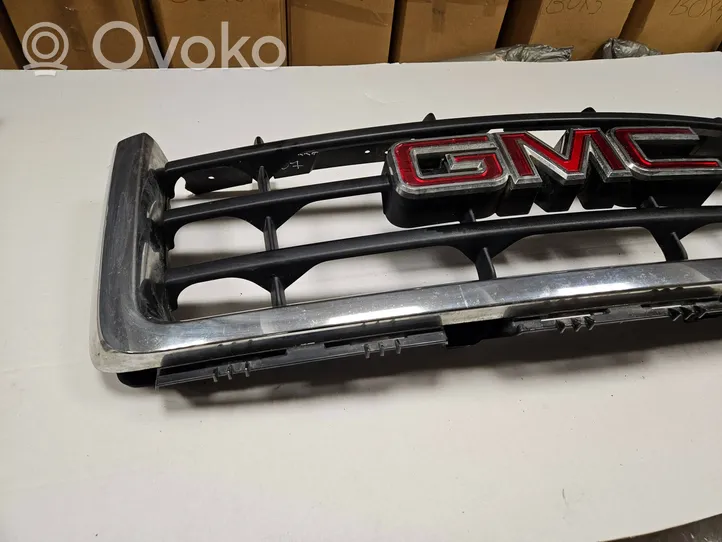 GMC Sierra 1000 Front bumper upper radiator grill 15201485