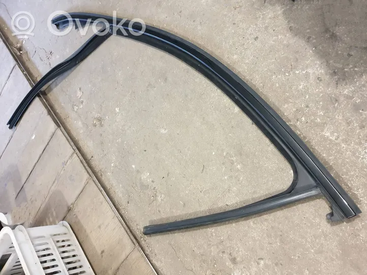 Mercedes-Benz GLE AMG (W166 - C292) Rivestimento modanatura del vetro della portiera anteriore A2927250125