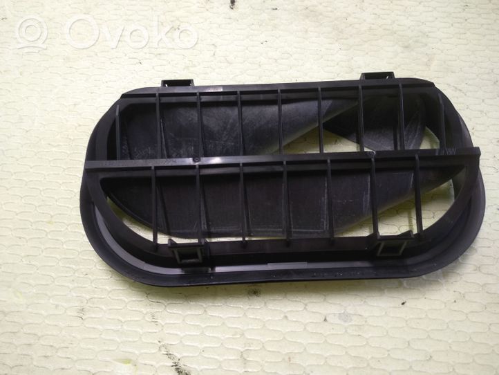 Volkswagen Golf VII Kratka wentylacyjna pod zderzakiem tylnym 6R0819465A