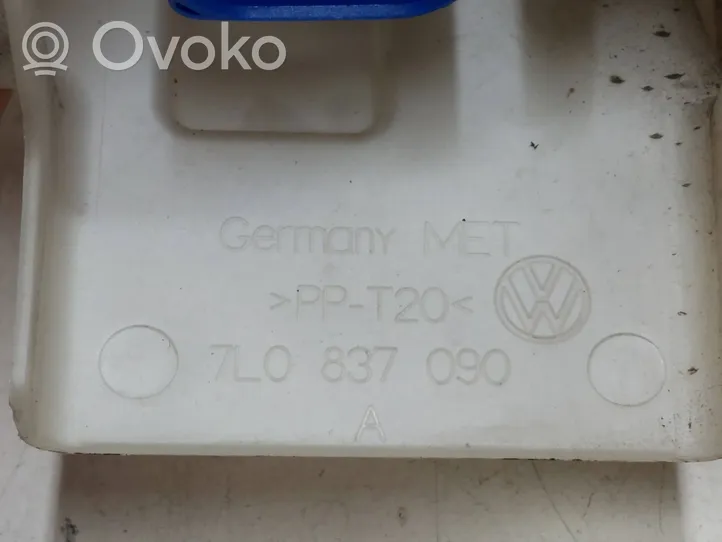 Volkswagen Touareg I Front door lock 7L0837090