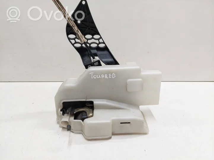 Volkswagen Touareg I Front door lock 7L0837090