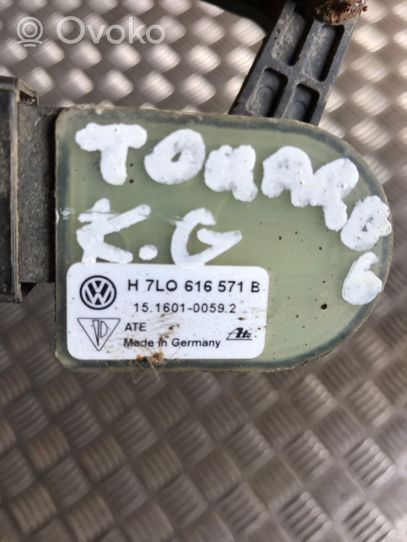 Volkswagen Touareg I Czujnik poziomowania tylnego zawieszenia pneumatycznego 7L0616571B