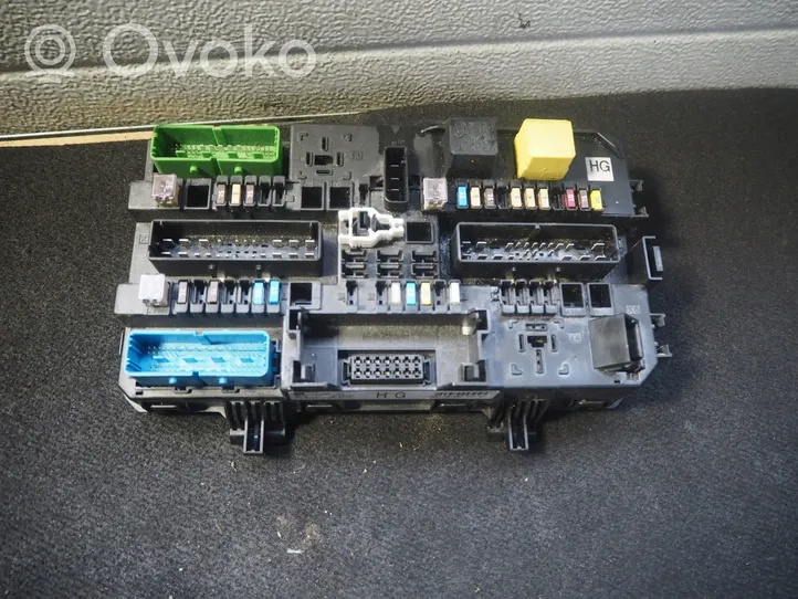 Opel Astra H Module de fusibles 13206759HG