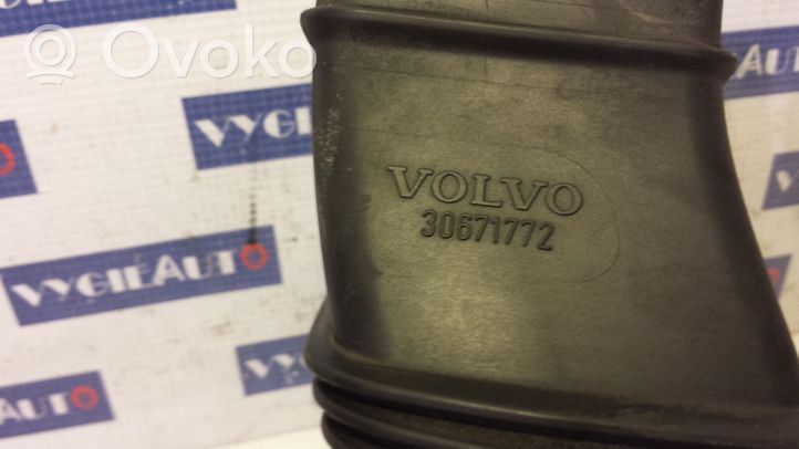 Volvo V60 Tubo flessibile del liquido di raffreddamento del motore 30671772