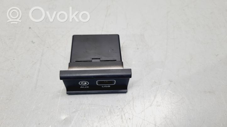 KIA Sorento USB-pistokeliitin 96120C5100