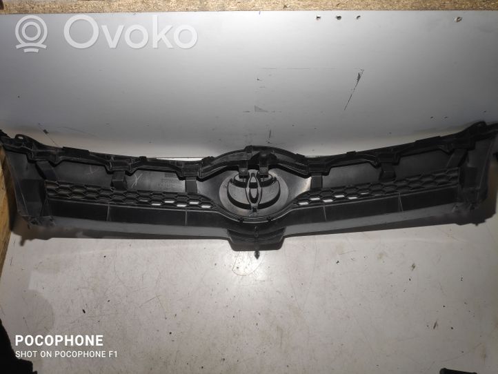 Toyota Corolla Verso E121 Grotelės viršutinės 531110F010