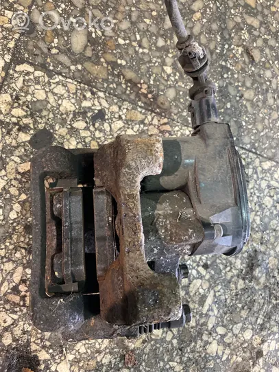 Toyota Avensis T270 Caliper del freno trasero 