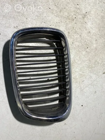 BMW 5 E39 Maskownica / Grill / Atrapa górna chłodnicy 8159315