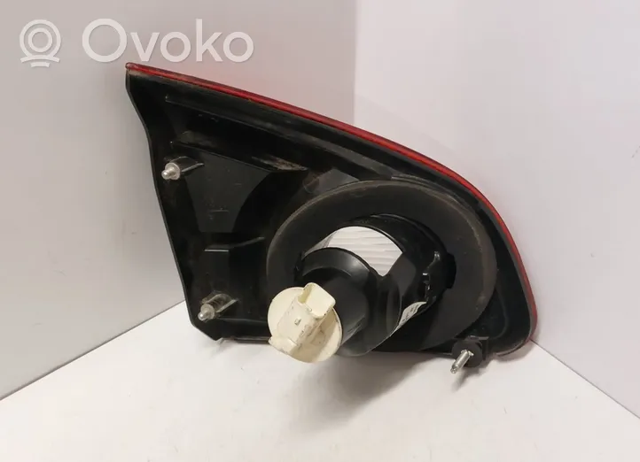 Nissan Qashqai Galinis žibintas dangtyje 89071064