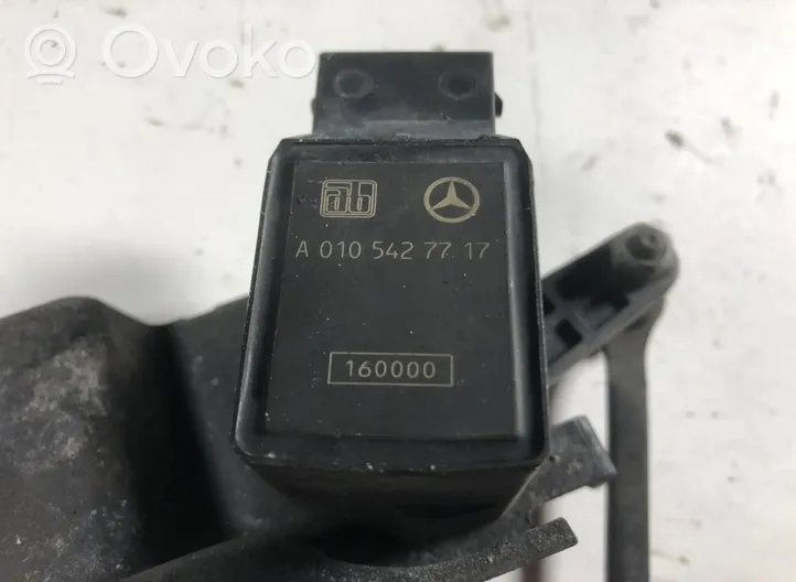 Mercedes-Benz CL C215 Czujnik poziomu zawieszenia pneumatycznego osi przedniej A0105427717