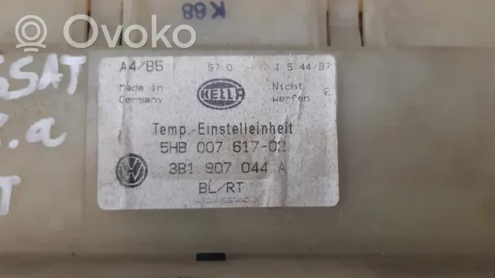 Volkswagen PASSAT B4 Panel klimatyzacji 5HB00761702