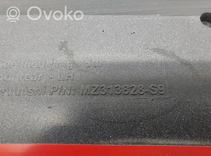Mitsubishi Pajero Etuoven lista (muoto) MZ313828-S9