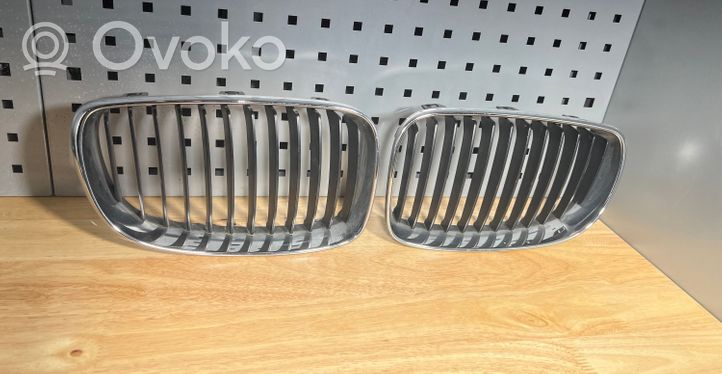 BMW 1 E81 E87 Maskownica / Grill / Atrapa górna chłodnicy 7179655