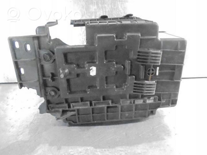 Peugeot 1007 Battery box tray 