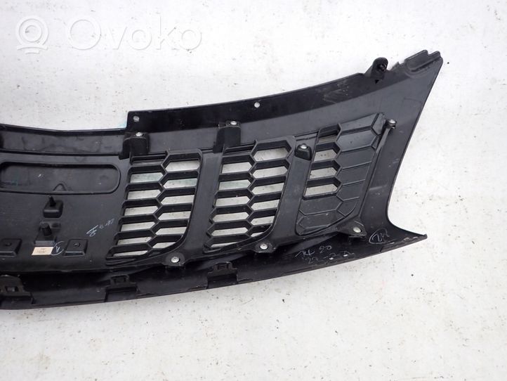 Mitsubishi L200 Maskownica / Grill / Atrapa górna chłodnicy 7450A952