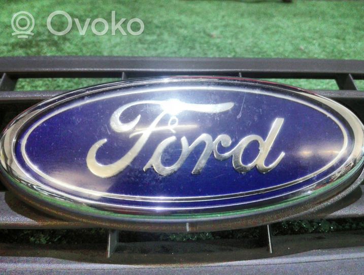 Ford C-MAX I Grotelės viršutinės 7M51R8138A