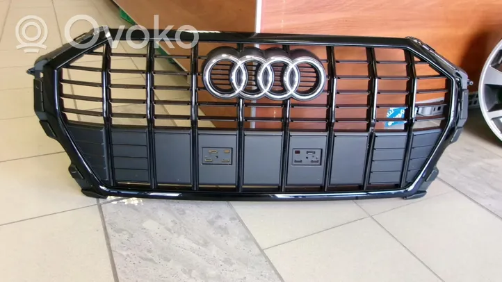 Audi Q3 F3 Grotelės priekinės 