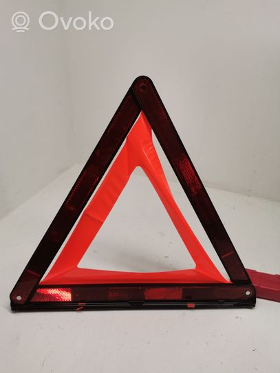 Mercedes-Benz CLS C218 X218 Triangle d'avertissement A1718900097