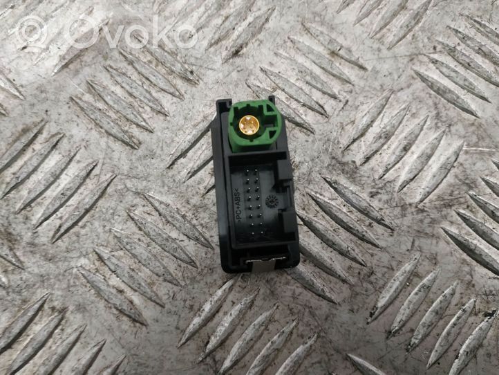 Volkswagen Golf VII AUX in-socket connector 5G0035222A