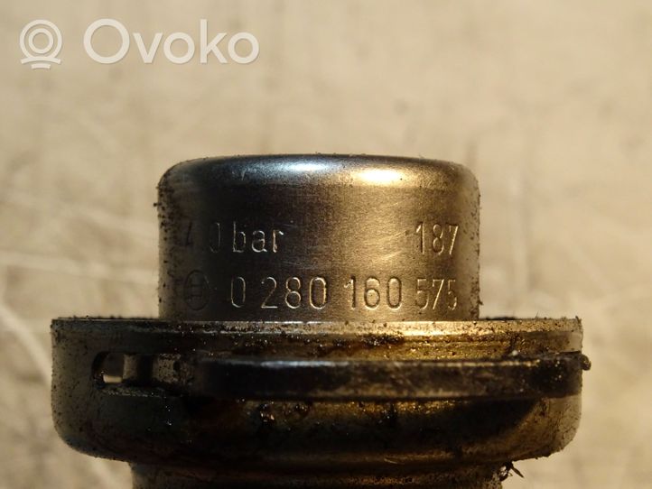 Audi A4 S4 B5 8D Listwa wtryskowa 06B133551K