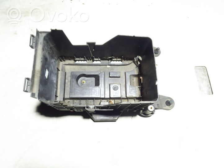 Volkswagen PASSAT B7 Support boîte de batterie 3C0915335