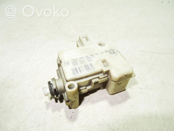 Volkswagen PASSAT B5.5 Verrouillage du bouchon du réservoir de carburant 3B0862159A