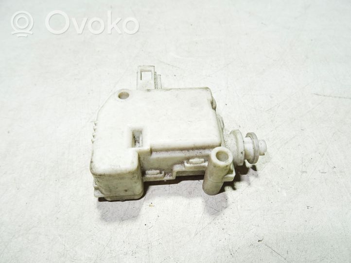 Volkswagen PASSAT B5.5 Verrouillage du bouchon du réservoir de carburant 3B0959781