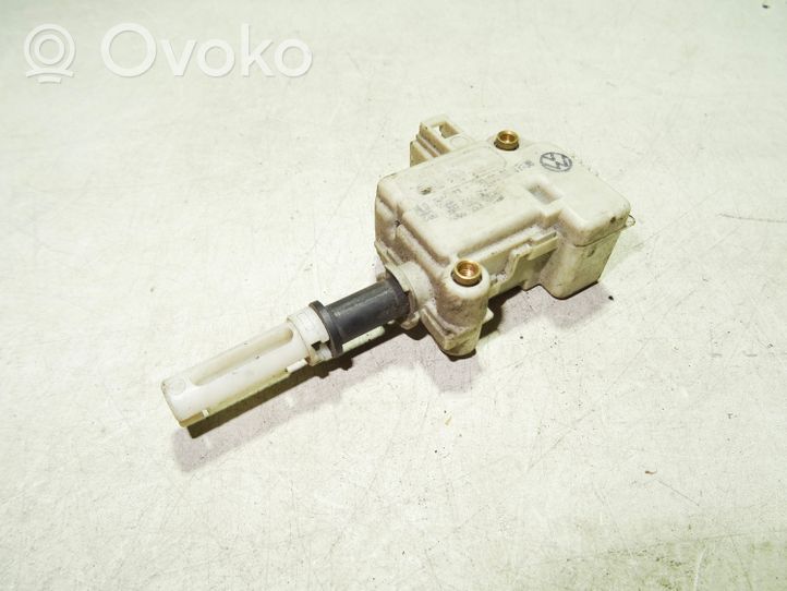 Volkswagen PASSAT B5.5 Serratura del tappo del serbatoio del carburante 4B9862153