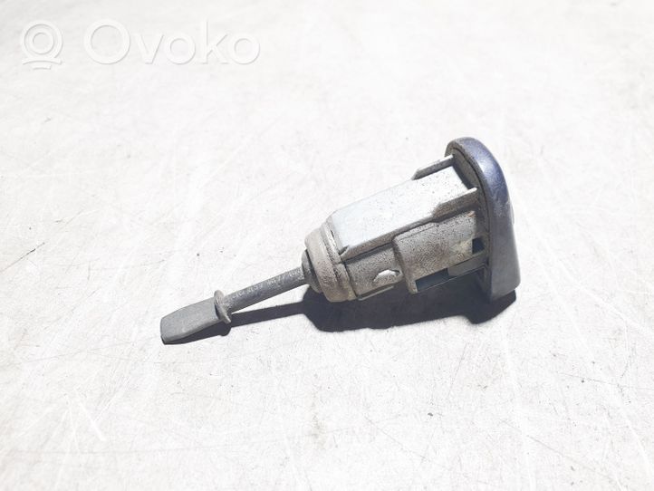 Volkswagen PASSAT B5.5 Serratura portiera anteriore (vicino alla maniglia) 3B0837167