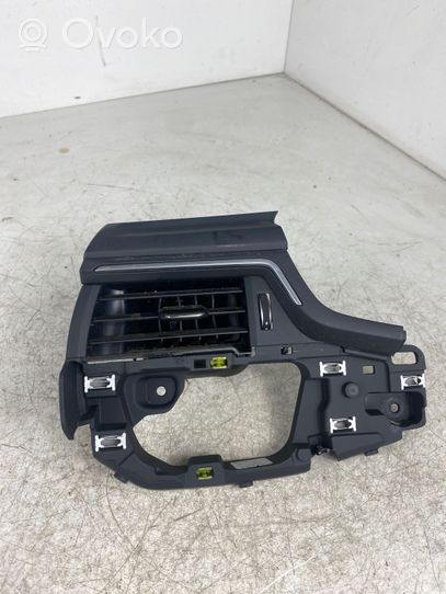 Audi A4 S4 B9 Šoninės oro grotelės 8W1820901