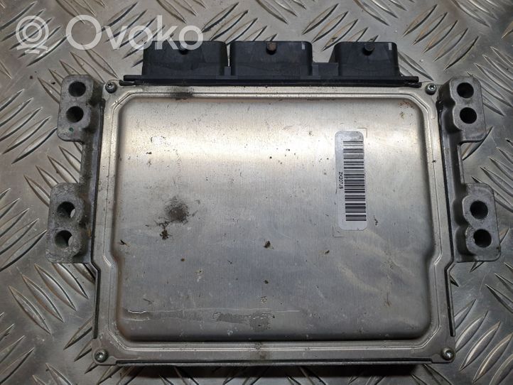 Dacia Duster Komputer / Sterownik ECU silnika 237100703R