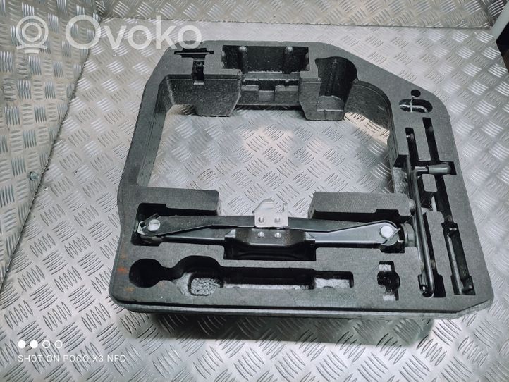 Audi A4 S4 B8 8K Tool set 8T0012109A