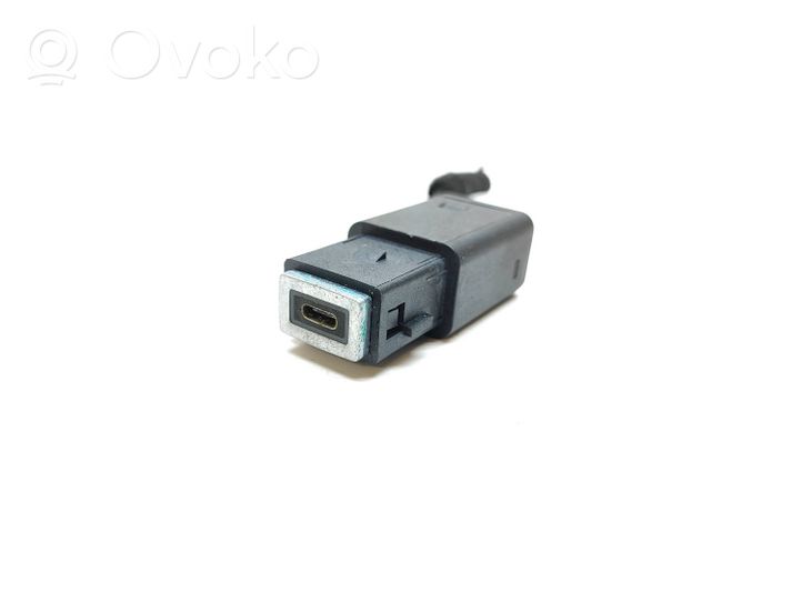 Peugeot 208 Connettore plug in USB 98313506DX