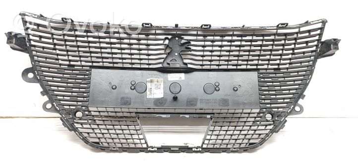 Peugeot 208 Maskownica / Grill / Atrapa górna chłodnicy 9823210180