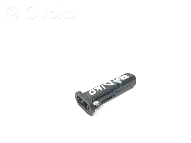 Audi A4 S4 B9 8W Staffa di montaggio del radiatore 4M0121095