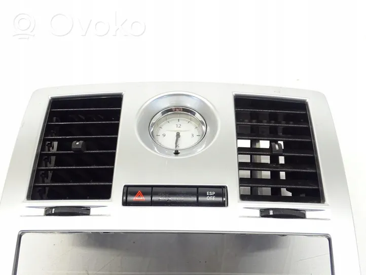 Chrysler 300C Griglia di ventilazione centrale cruscotto RAMKA