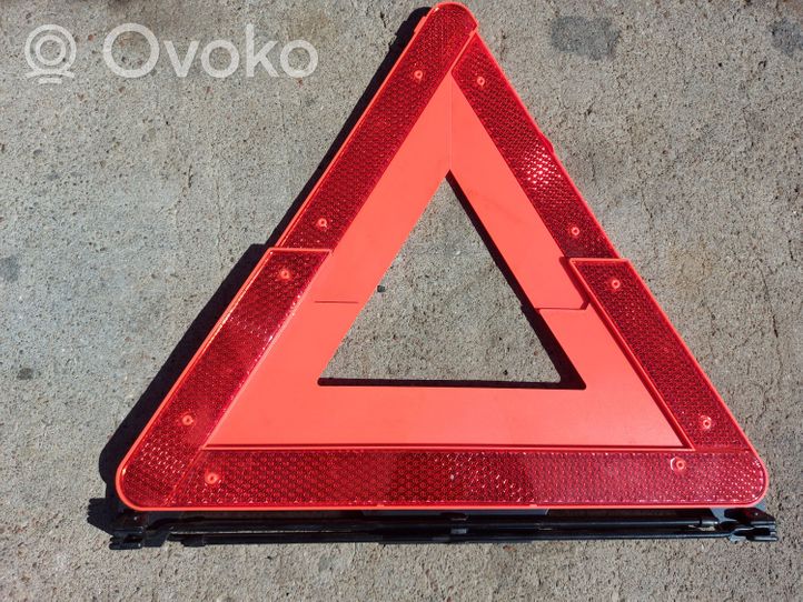 Volkswagen PASSAT CC Emergency warning sign 4B5860251C