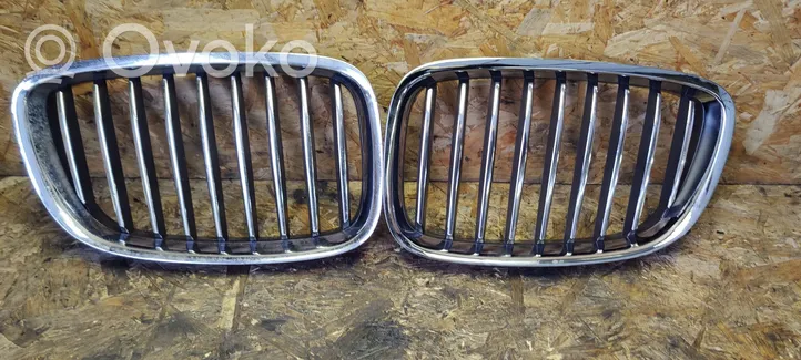 BMW 5 GT F07 Grille calandre supérieure de pare-chocs avant R51137200170